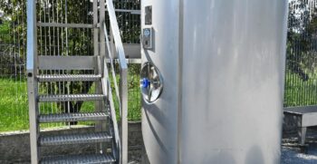 serbatoio verticale in acciaio inox con capacità di 3000 litri