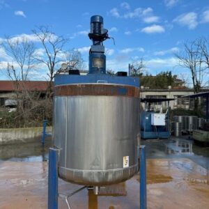 Un oggetto molto grande di colore blu e grigio in una piazza di un'azienda