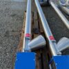 tre colonne in accaio inox di colore grigio e blu