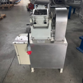 IMG_7248 (1) Miscelatore in acciaio su cavalletto con quadro comandi frontale descritto come miscelatori usati per laboratorio e piccoli lotti